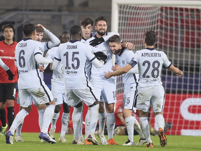 Chelseas Olivier Giroud, center, celebrates with his teammates after scoring his sides second goal during the Champions League, group E soccer match between Rennes and Chelsea at the Roazhon Park stadium in Rennes, France, Tuesday, Nov. 24, 2020. Chelsea won 2-1. (AP Photo/David Vincent)