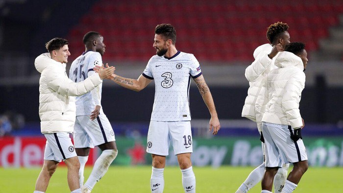Chelseas Olivier Giroud, center, shakes hands with his teammate after the Champions League, group E soccer match between Rennes and Chelsea at the Roazhon Park stadium in Rennes, France, Tuesday, Nov. 24, 2020. Chelsea won 2-1. (AP Photo/David Vincent)