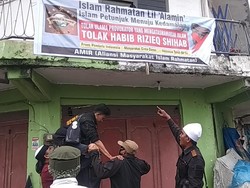 Aksi Ormas FIB Copoti Spanduk Penolakan Habib Rizieq