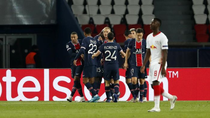 paris saint-germain neymar liga champions psg vs rb leipzig PSGs Neymar celebrates with teammates after scoring his sides opening goal from penalty during the Champions League group H soccer match between Paris Saint Germain and RB Leipzig at the Parc des Princes stadium in Paris, Tuesday Nov. 24, 2020. (AP Photo/Thibault Camus)