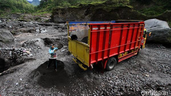 Penambang Merapi Keluhkan Pasir yang Mulai Berkurang