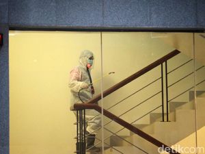 Penyemprotan Disinfektan Rutin di Lobi KPK Penyemprotan Disinfektan Rutin di Lobi KPK