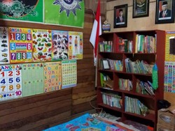 Salut! Kuli Bangunan Ini Bikin Perpustakaan-Bimbel Gratis