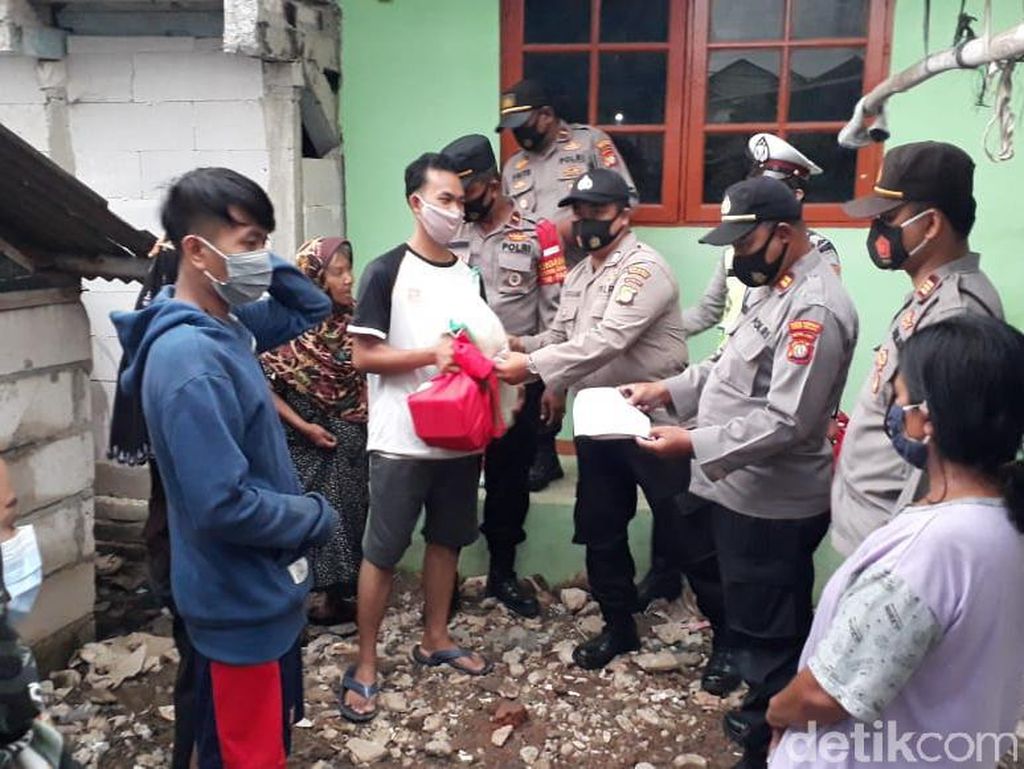Viral Dugaan Pungli Bansos COVID di Muara Angke, Polisi Terjun Kawal Distribusi Viral Dugaan Pungli Bansos COVID di Muara Angke, Polisi Terjun Kawal Distribusi