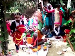 Dinilai Miskin dan Bodoh, Pria Ini Dinikahkan Dengan Patung oleh Ayahnya