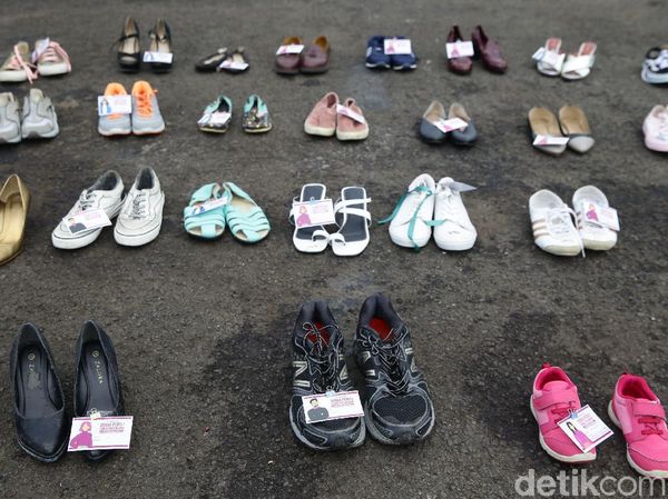 Ratusan Pasang Sepatu Mejeng di Depan DPR, Ada Apa?