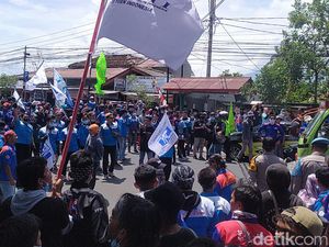 Ribuan Buruh Cianjur Kepung Pendopo, Massa Abaikan Prokes