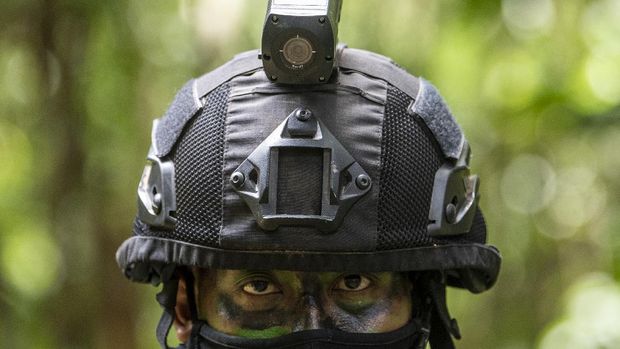 Prajurit TNI AD dari satuan Yonif Raider 514 Kostrad memakai helm yang dilengkapi kamera tactical saat Latihan Antar Kecabangan TNI AD Kartika Yudha Tahun 2020 di Pusat Latihan Tempur (Puslatpur) TNI AD, Baturaja Timur, Ogan Komering Ulu (OKU), Sumatera Selatan, Selasa (24/11/2020).  Pemakaian helm dan rompi yang dilengkapi kamera tactical tersebut bertujuan untuk memantau pergerakan prajurit secara langsung. ANTARA FOTO/Nova Wahyudi/foc.