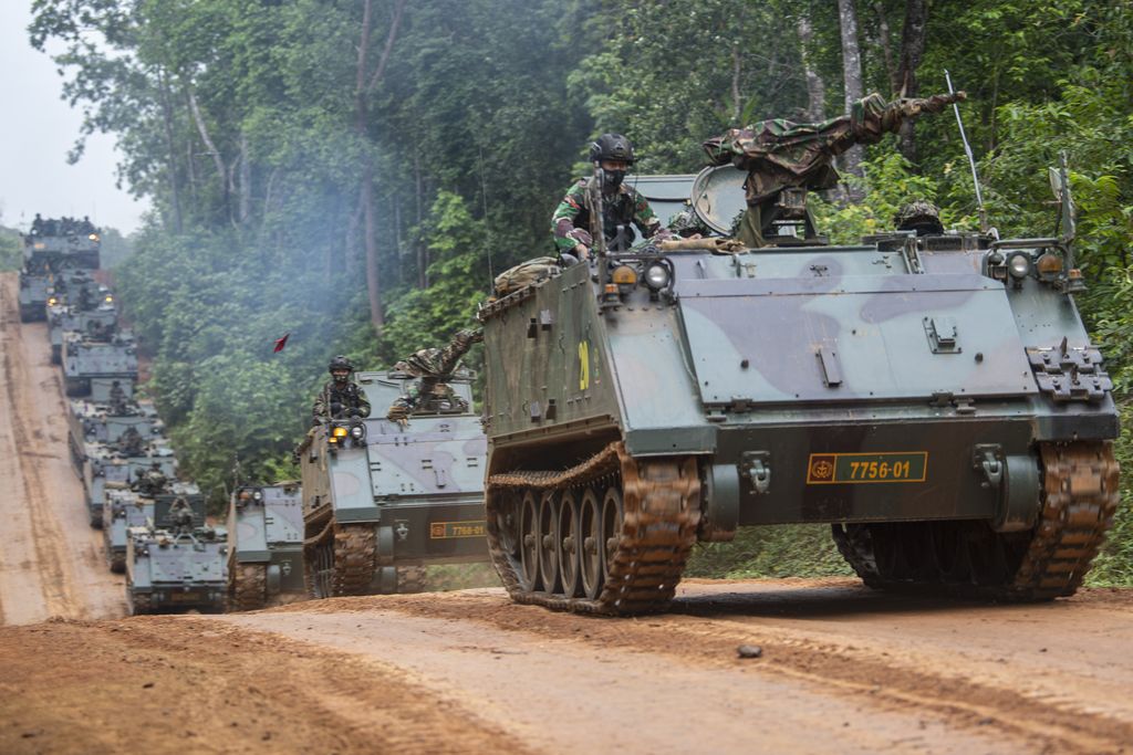 Sejumlah Kendaraan Tempur (Ranpur) jenis Tank M113 mengikuti gladi bersih puncak Latihan Antar Kecabangan TNI AD Kartika Yudha Tahun 2020 di Pusat Latihan Tempur (Puslatpur) TNI AD, Baturaja Timur, Ogan Komering Ulu (OKU), Sumatera Selatan, Selasa (24/11/2020). Gladi bersih Latihan Antar Kecabangan TNI AD Kartika Yudha Tahun 2020 tersebut bertujuan untuk mematangkan pergerakan prajurit saat mengikuti puncak latihan yang akan dihadiri Kepala Staf Angkatan Darat (KSAD) Jenderal TNI Andika Perkasa, Kamis (26/11). ANTARA FOTO/Nova Wahyudi/foc.