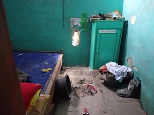 2 Rumah Warga di Sumenep Temboknya Bolong Tersambar Petir, Satu Orang Luka