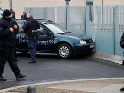 Sebuah Mobil Tabrak Gerbang Kantor Kanselir Jerman