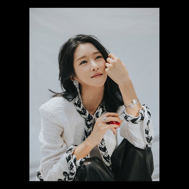 Dia pun mendapatkan banyak cinta dari penonton berkat perannya sebagai Ko moon Young, seorang penulis buku anak-anak yang populer,