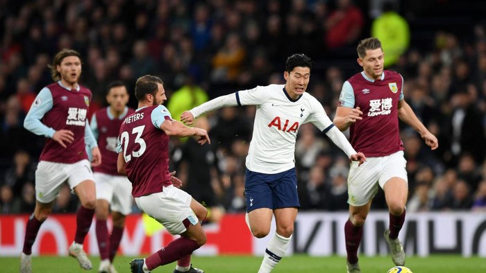 LONDON, ENGLAND - DECEMBER 07: Heung-Min Son of Tottenham Hotspur breaks past Erik Pieters of Burnley to go on and score his teams third goal during the Premier League match between Tottenham Hotspur and Burnley FC at Tottenham Hotspur Stadium on December 07, 2019 in London, United Kingdom. (Photo by Shaun Botterill/Getty Images)