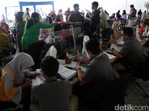 Antrean Penerima KJP Tahap 2 Mengular di Matraman