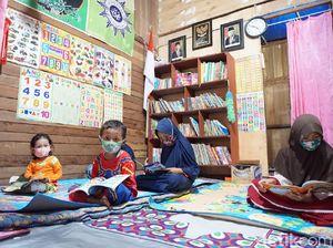 Mengintip Isi Perpustakaan-Bimbel Gratis Milik Kuli Bangunan di Demak Mengintip Isi Perpustakaan-Bimbel Gratis Milik Kuli Bangunan di Demak