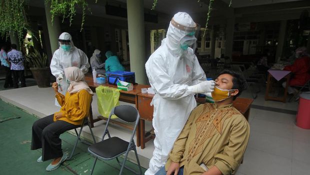 Murid SMP Negeri 1 Surabaya mengikuti pelaksanaan tes usap (swab) di Surabaya, Jawa Timur, Rabu (25/11/2020). Pelaksanaan tes usap yang diselenggarakan secara serentak oleh pemerintah Kota Surabaya untuk pelajar di 18 Sekolah Menengah Pertama (SMP) tersebut sebagai bentuk persiapan rencana sekolah tatap muka untuk jenjang SMP pada awal Desember mendatang. ANTARA FOTO/Moch Asim/hp.