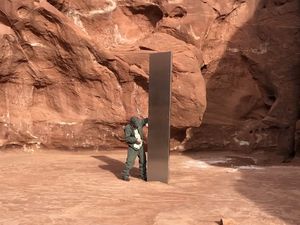 Tiang Logam Misterius Ditemukan di Gurun Amerika Serikat