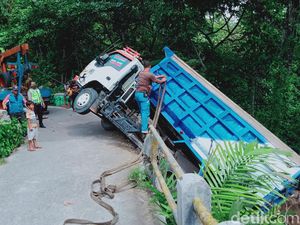Waduh! Gegara Ikuti Google Map, Truk Pasir Nyangkut di Tepi Jurang