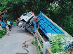 Waduh! Gegara Ikuti Google Map, Truk Pasir Nyangkut di Tepi Jurang