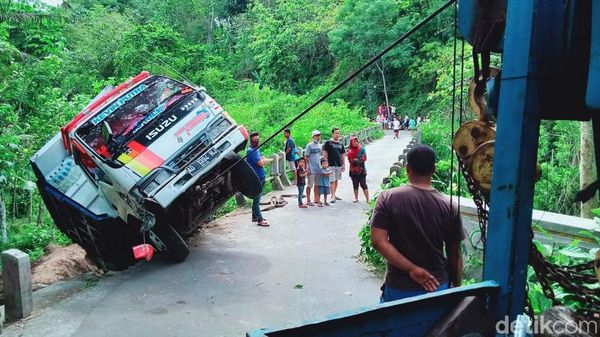 Truk Ini Nyangkut di Tepi Jurang Gegara Google Maps, Kok Bisa?