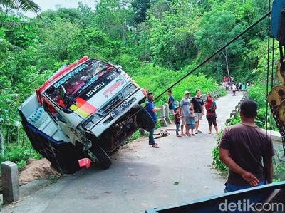 Truk Ini Nyangkut di Tepi Jurang Gegara Google Maps, Kok Bisa?