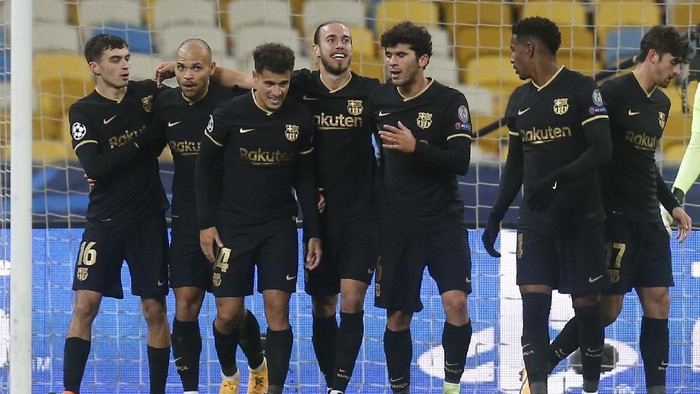 Barcelonas Martin Braithwaite, second left, celebrates with his teammates after scores his sides second goal during the Champions League group G soccer match between Dynamo Kyiv and FC Barcelona at the Olimpiyskiy Stadium in Kyiv, Ukraine, Tuesday, Nov. 24, 2020. (AP Photo/Efrem Lukatsky)
