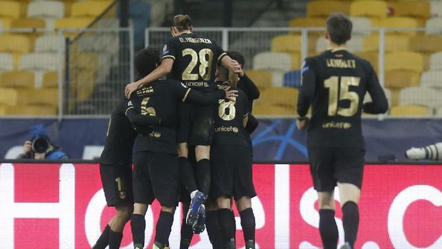 Barcelona's Sergino Dest celebrates with his teammates after scoring his side's opening goal during the Champions League group G soccer match between Dynamo Kyiv and FC Barcelona at the Olimpiyskiy Stadium in Kyiv, Ukraine, Tuesday, Nov. 24, 2020. (AP Photo/Efrem Lukatsky)