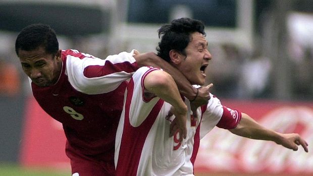 Indonesia's Uston Nawawi (L) tackles Chinese captain Ma Mingyu (R) during the World Cup 2002 Asia zone group nine qualifying match at Jakarta's Gelora Bung Karno sports stadium, 27 May 2001.  China won the match 2-0 to advance to the next round.  AFP PHOTO/Weda (Photo by WEDA / AFP)