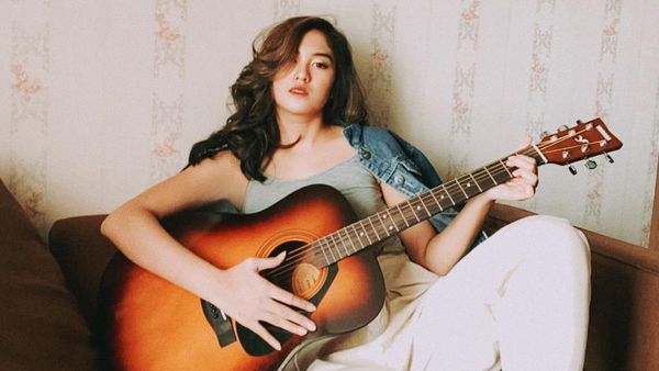 10 Potret Cantik Ochi Rosdiana, Bikin Tersipu!