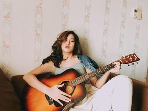 10 Potret Cantik Ochi Rosdiana, Bikin Tersipu!