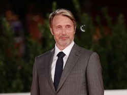 Mads Mikkelsen Gantikan Johnny Depp, Berikut Penampilan Antagonisnya