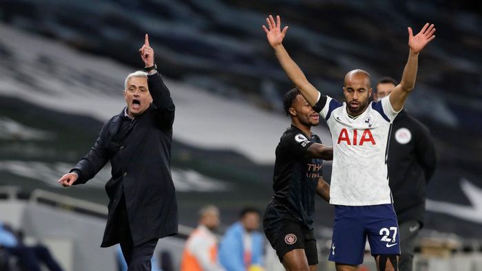 1286902802 LONDON, ENGLAND - NOVEMBER 21: Jose Mourinho, Manager of Tottenham Hotspur and Lucas Moura of Tottenham Hotspur react during the Premier League match between Tottenham Hotspur and Manchester City at Tottenham Hotspur Stadium on November 21, 2020 in London, England. Sporting stadiums around the UK remain under strict restrictions due to the Coronavirus Pandemic as Government social distancing laws prohibit fans inside venues resulting in games being played behind closed doors. (Photo Kirsty Wigglesworth - by Pool/Getty Images)