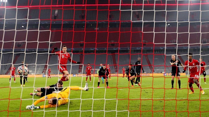 MUNICH, GERMANY - NOVEMBER 25: Robert Lewandowski of Bayern Munich scores their teams first goal during the UEFA Champions League Group A stage match between FC Bayern Muenchen and RB Salzburg at Allianz Arena on November 25, 2020 in Munich, Germany. Football Stadiums around Europe remain empty due to the Coronavirus Pandemic as Government social distancing laws prohibit fans inside venues resulting in fixtures being played behind closed doors. (Photo by Alexander Hassenstein/Getty Images)
