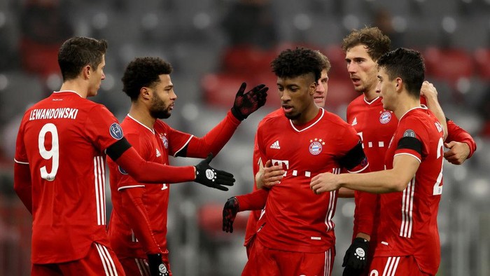 MUNICH, GERMANY - NOVEMBER 25: Kingsley Coman of Bayern Munich celebrates his sides second goal which came from a Max Woeber of RB Salzburg (not pictured) scored a own goal with Serge Gnabry, Robert Lewandowski and Marc Roca of Bayern Munich after  during the UEFA Champions League Group A stage match between FC Bayern Muenchen and RB Salzburg at Allianz Arena on November 25, 2020 in Munich, Germany. Football Stadiums around Europe remain empty due to the Coronavirus Pandemic as Government social distancing laws prohibit fans inside venues resulting in fixtures being played behind closed doors. (Photo by Alexander Hassenstein/Getty Images)