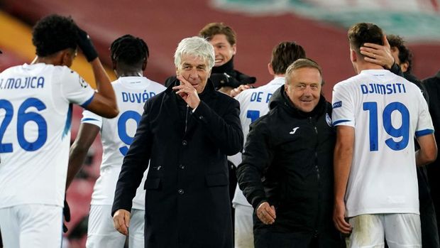 LIVERPOOL, ENGLAND - NOVEMBER 25: Gian Piero Gasperini, Head Coach of Atalanta B.C. celebrates following his sides victory in the UEFA Champions League Group D stage match between Liverpool FC and Atalanta BC at Anfield on November 25, 2020 in Liverpool, England. Sporting stadiums around the UK remain under strict restrictions due to the Coronavirus Pandemic as Government social distancing laws prohibit fans inside venues resulting in games being played behind closed doors. (Photo by Jon Super - Pool/Getty Images)