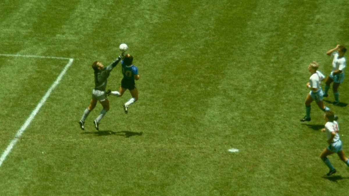 Diego Maradona membobol gawang Inggris dengan tangan pada ajang Piala Dunia 1986. (Foto: Getty Images/Getty Images)