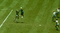 Kegemilangan Maradona juga bisa dilihat dari penampilan di kancah internasional. Ia membawa Argentina juara Piala Dunia 1986, dengan momen ikonik gol tangan Tuhan dan gol menawannya lewat dribel melewati lima pemain dan kiper Inggris. Allsport/Getty Images. Allsport/Getty Images