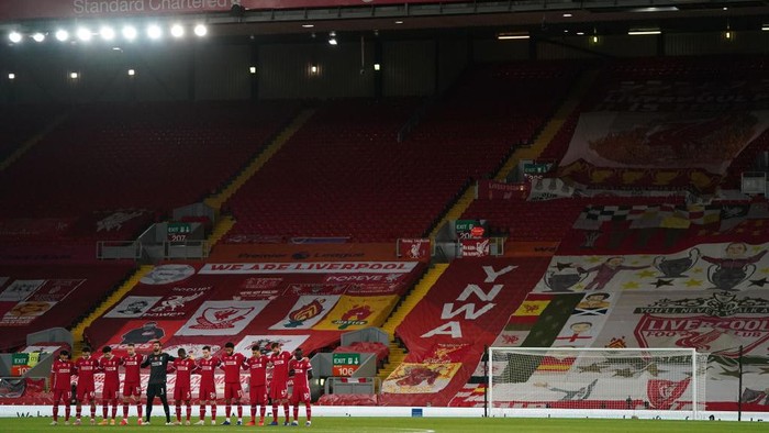 LIVERPOOL, ENGLAND - OCTOBER 31: General view inside the stadium as Liverpool players observe a minutes silence in memory of former England player, Nobby Stiles MBE, as well as to mark Armistice Day prior to the Premier League match between Liverpool and West Ham United at Anfield on October 31, 2020 in Liverpool, England. Sporting stadiums around the UK remain under strict restrictions due to the Coronavirus Pandemic as Government social distancing laws prohibit fans inside venues resulting in games being played behind closed doors. (Photo by Jon Super - Pool/Getty Images)