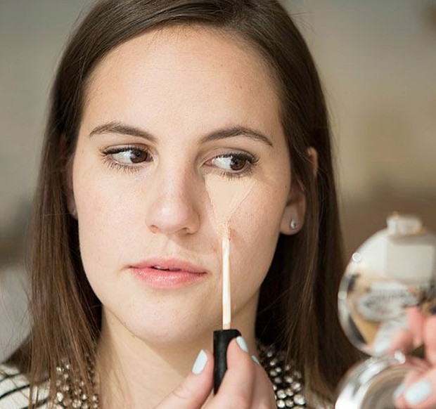 Aplikasikan concealer berbentuk segitiga terbalik/Foto: Pinterest Cara agar mata terlihat terbuka dengan makeup