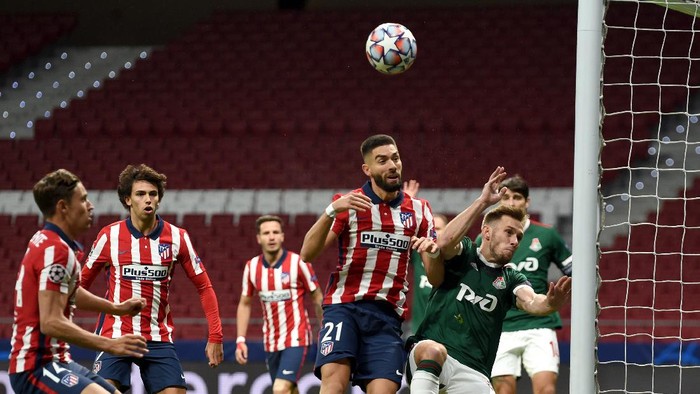 MADRID, SPAIN - NOVEMBER 25: Yannick Ferreira Carrasco of Atletico de Madrid battles for possession with Maciej Rybus of Lokomotiv Moscow during the UEFA Champions League Group A stage match between Atletico Madrid and Lokomotiv Moskva at Estadio Wanda Metropolitano on November 25, 2020 in Madrid, Spain. Football Stadiums around Europe remain empty due to the Coronavirus Pandemic as Government social distancing laws prohibit fans inside venues resulting in fixtures being played behind closed doors. (Photo by Denis Doyle/Getty Images)