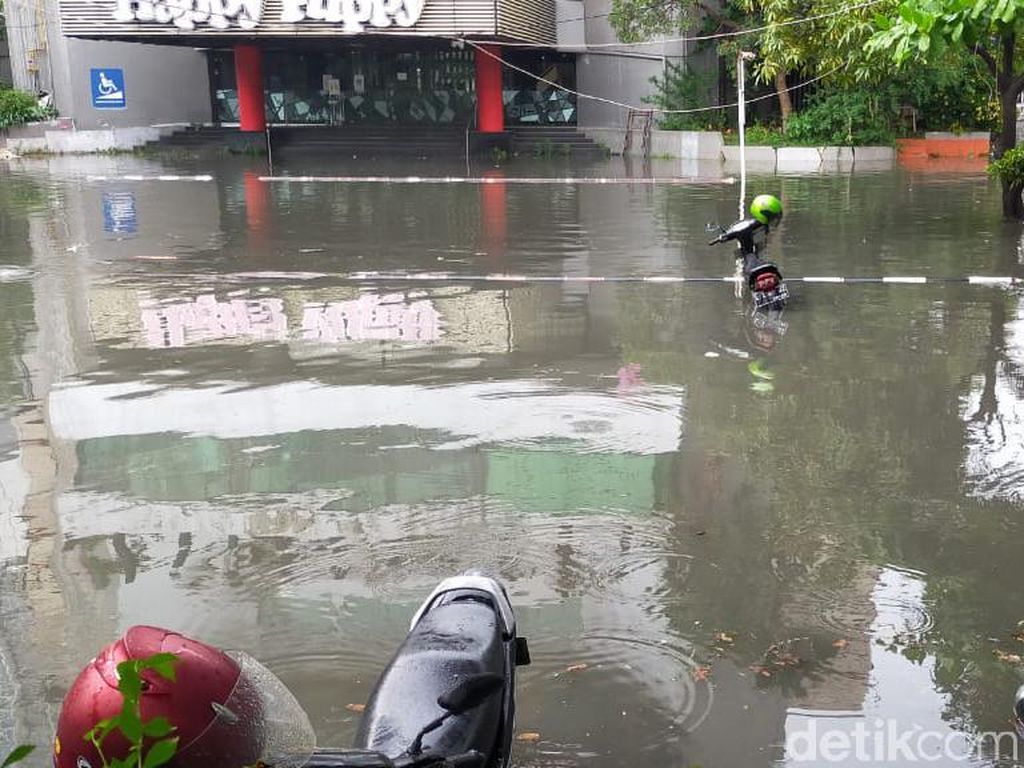 Surabaya Diguyur Hujan, Banyak Motor Terendam hingga Plat Nomor di Parkiran Surabaya Diguyur Hujan, Banyak Motor Terendam hingga Plat Nomor di Parkiran
