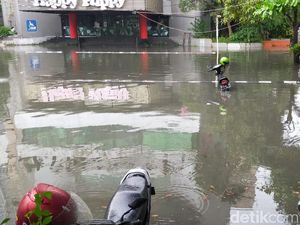 Surabaya Diguyur Hujan, Banyak Motor Terendam hingga Plat Nomor di Parkiran Surabaya Diguyur Hujan, Banyak Motor Terendam hingga Plat Nomor di Parkiran