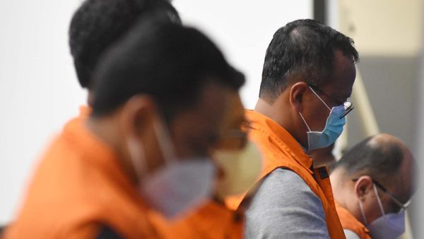 Berbaju Tahanan, Para Tersangka Suap Ekspor Benur Tertunduk Malu