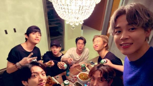 Begini Nih Kekompakan Member BTS Saat Makan Bareng