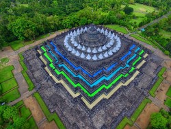 Viral, Kisah di Balik Foto Candi Borobudur yang Warna-warni