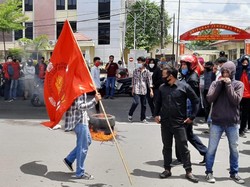 Dilempar Batu Pendemo Depan KPU Sulsel, Polwan Terluka-Dilarikan ke RS