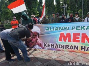 Demo Tolak FPI di Pantura Pekalongan, Massa Sobek Spanduk Habib Rizieq