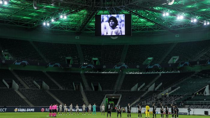 Diego Maradona MOENCHENGLADBACH, GERMANY - NOVEMBER 25: Players and officials take part in a minute of silence to remember Diego Maradona prior to the UEFA Champions League Group B stage match between Borussia Moenchengladbach and Shakhtar Donetsk at Borussia-Park on November 25, 2020 in Moenchengladbach, Germany. Football Stadiums around Europe remain empty due to the Coronavirus Pandemic as Government social distancing laws prohibit fans inside venues resulting in fixtures being played behind closed doors. (Photo by Lars Baron/Getty Images)