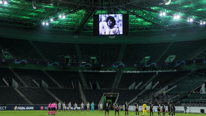 MOENCHENGLADBACH, GERMANY - NOVEMBER 25: Players and officials take part in a minute of silence to remember Diego Maradona prior to the UEFA Champions League Group B stage match between Borussia Moenchengladbach and Shakhtar Donetsk at Borussia-Park on November 25, 2020 in Moenchengladbach, Germany. Football Stadiums around Europe remain empty due to the Coronavirus Pandemic as Government social distancing laws prohibit fans inside venues resulting in fixtures being played behind closed doors. (Photo by Lars Baron/Getty Images)