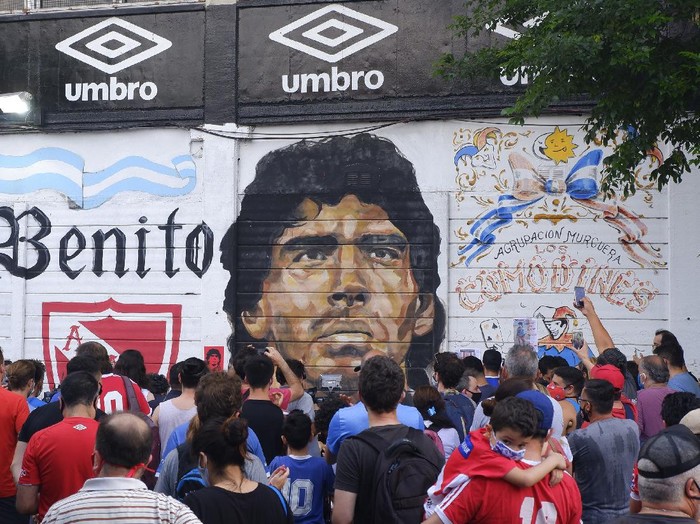 BUENOS AIRES, ARGENTINA - NOVEMBER 25: Fans mourn Diego Maradona at Argentinos Juniors' Diego Maradona Stadium on November 25, 2020 in Buenos Aires, Argentina. Diego Maradona, considered one of the biggest football stars in history, died at 60 from a heart attack on Wednesday in Buenos Aires. (Photo by Fernando de Dios/Getty Images)